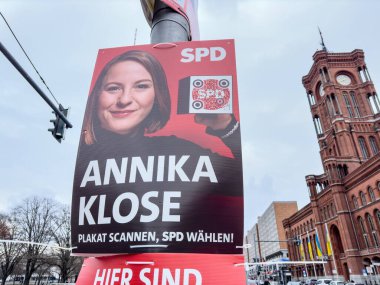 Berlin, Almanya - 2 Şubat 2025: SPD 'nin Alman Sosyal Demokrat Partisi adayı Annika Klose' yi Almanya federal seçimleri için tanıttığı seçim kampanyası posteri
