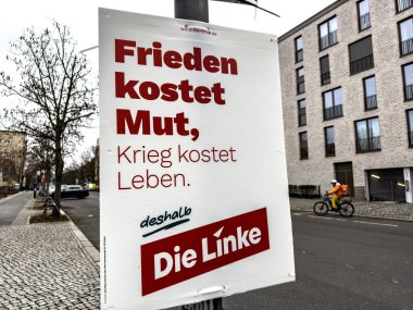 Berlin, Almanya - 2 Şubat 2025: Alman siyasi partisi Die Linke 'nin seçim kampanyası posteri Frieden kostet Mut, Krieg kostet Leben, Barış için Almanca cesaret, savaş maliyetleri
