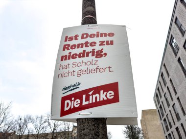Berlin, Almanya - 2 Şubat 2025: Alman siyasi partisi Die Linke 'ın seçim kampanyası posteri sloganı Deine Rente zu niedrig, şapka Scholz nicht geliefert, Almanca' yı gösteriyor.