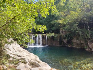 Cilento Ulusal Parkı 'nın dağlarındaki Calore Vadisi' nde şelale.