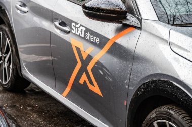 Roma, İtalya - 23 Nisan 2025: SIXT hisse araba paylaşım servisi logosu. 1912 'de kurulan Sixt SE, 100' den fazla ülkede 2000 'den fazla yeri bulunan çok uluslu bir araba kiralama şirketi.