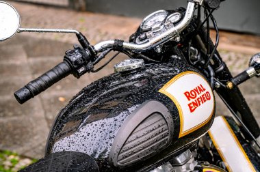 Roma, İtalya - 23 Nisan 2025: Royal Enfield motosikleti. Royal Enfield, bir İngiliz motosiklet üreticisi şirketidir.