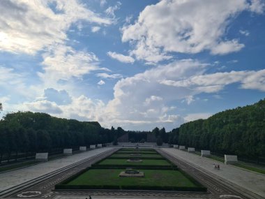 Berlin, Almanya - 1 Ağustos 2025 Berlin 'deki Treptower Parkı' ndaki bir savaş anıtı ve askeri mezarlık. Sovyet mimar Yakov Belopolsky 'nin tasarımıyla inşa edilmiştir.