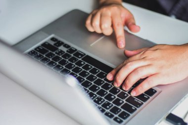 Bir dizüstü bilgisayarda erkek eli daktilo işi.