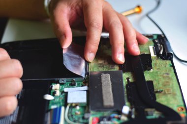 Bilgisayar tamir teknisyeni HDD bloğunu değiştirmek ya da onarmak için ellerini kullanıyor..
