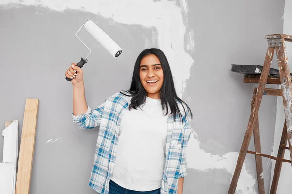 Young Indian Woman Poses Paintbrush Roller Getting Ready Paint Wall — Foto Stock