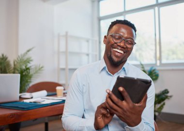 Genç siyah işadamı konferans odasında gülümseyen dijital tablet kullanıyor. Yüksek kalite fotoğraf