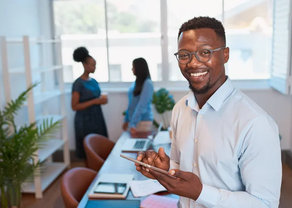 Jovem Empresário Negro Usa Tablet Digital Sala Reuniões Com Colegas — Fotografia de Stock