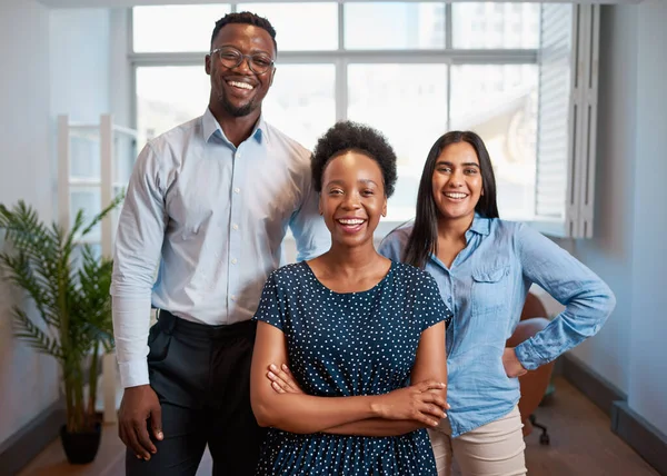 Group Smiling Business People Pose Arms Folded Office Diverse Trio — Foto Stock