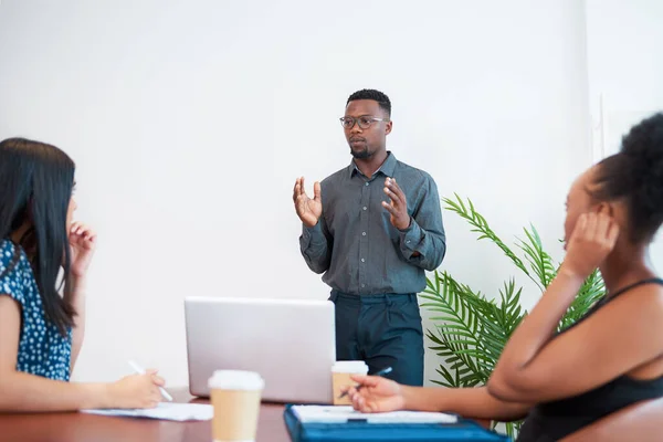 Hombre Negocios Negro Lidera Reunión Dando Presentación Sala Juntas Oficina — Foto de Stock