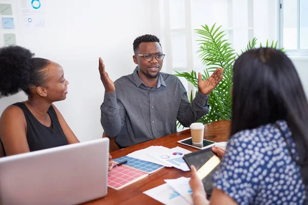 Team Diverse Colleagues Have Heated Discussion Debate Boardroom Table Brainstorm — Foto Stock