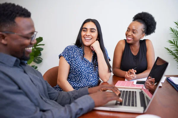 Three Diverse Colleagues Laugh Joke Workplace Friendly Meeting High Quality — Stock Photo, Image