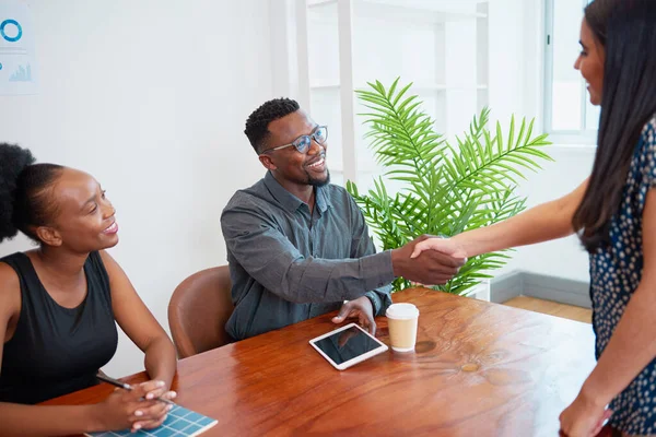 ビジネスの人々は会議テーブルのまわりで握手し 新しい顧客に挨拶する 高品質の写真 — ストック写真