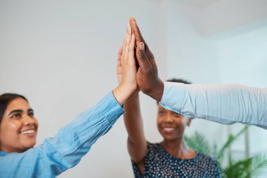 Üç meslektaş ofiste beşlik çakıyor, başarıyı kutluyor, mutlu takım çalışması. Yüksek kalite fotoğraf