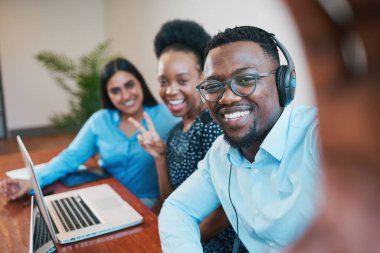 Ofiste selfie çekilecek, merkez ajanları poz verecek ve eğlenecek, takım çalışması başarılı olacak. Yüksek kalite fotoğraf