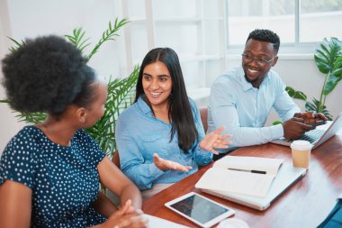 İş kadını el hareketleriyle ofis yönetim kurulundaki meslektaşlarıyla konuşuyor. Yüksek kalite fotoğraf