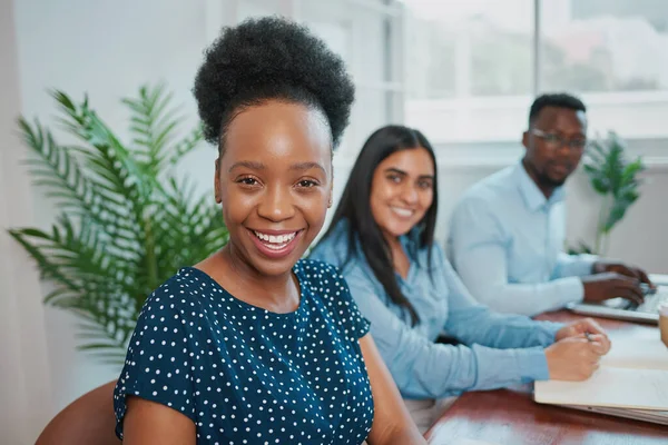 Retrato Jovem Mulher Negra Com Cabelo Natural Reunião Negócios Com — Fotografia de Stock