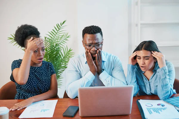 Three Colleagues Look Shocked Laptop Screen Project Failure Crash Bad — Stock Photo, Image