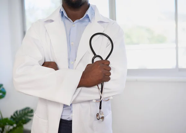 Plan Recadré Médecin Noir Tenant Stéthoscope Dans Les Bras Croisés — Photo