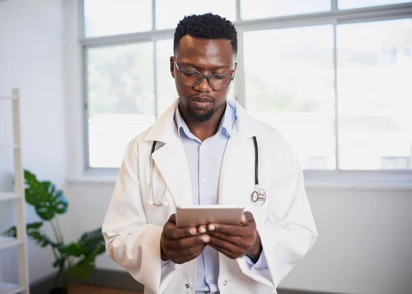 Porträtt Ung Svart Läkare Med Digitala Tabletter Ljusa Kontor Högkvalitativt — Stockfoto
