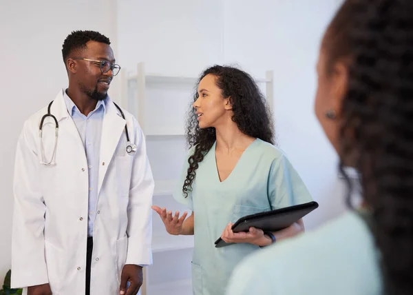 Nurses Doctor Standing Discussing Patient Care Clinic Hospital High Quality — Stock Photo, Image