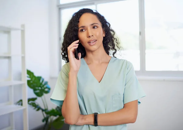 Νεαρός Επαγγελματίας Υγείας Μιλάει Στο Τηλέφωνο Φορώντας Ποδιά Υψηλής Ποιότητας — Φωτογραφία Αρχείου