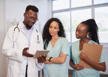 Doktor ve hemşireler ayakta durup hasta bakımı hastanesini tartışırken tıbbi ekip çalışması. Yüksek kalite fotoğraf