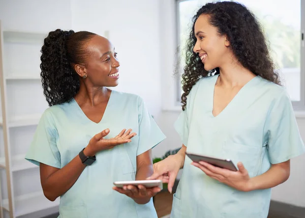 Två Unga Kvinnor Det Medicinska Området Som Bär Skrubb Diskuterar — Stockfoto