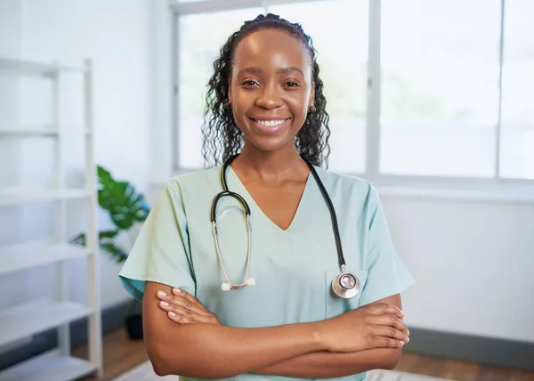 Porträtt Ung Svart Kvinnlig Läkare Armar Vikta Leende Moden Kontor — Stockfoto