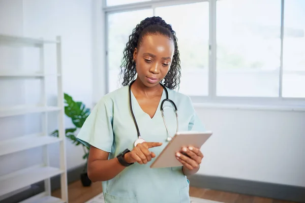 Porträtt Ung Svart Kvinnlig Läkare Leende Med Digital Tablett Moden — Stockfoto