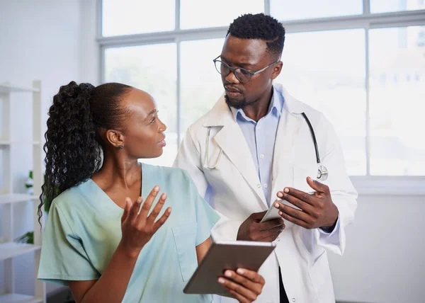 Två Svarta Läkare Har Allvarliga Diskussioner Läkare Sjuksköterska Sjukhus Högkvalitativt — Stockfoto