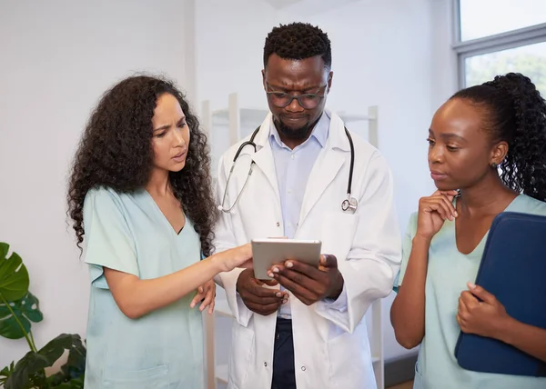 Três Profissionais Saúde Estão Olhando Sério Discutir Notas Médico Enfermeiro — Fotografia de Stock