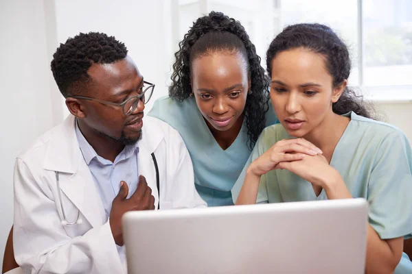 Tre Läkare Tittar Laptop Seriös Genomgång Patientfall Prep Kirurgi Högkvalitativt — Stockfoto