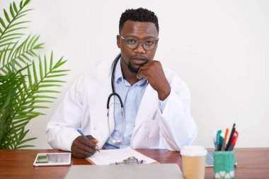 Ciddi siyahi doktorların masasında oturup senaryo yazmalarına yakın çekim. Yüksek kalite fotoğraf