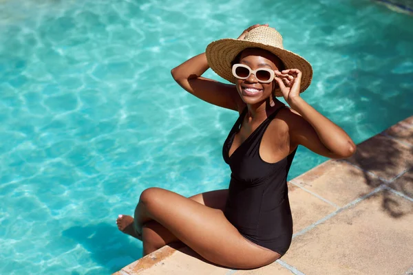 Porträt Einer Jungen Schwarzen Frau Die Mit Beinen Pool Sitzt — Stockfoto