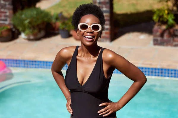 Porträt Einer Schwarzen Frau Die Pool Posiert Und Mit Sonnenbrille — Stockfoto