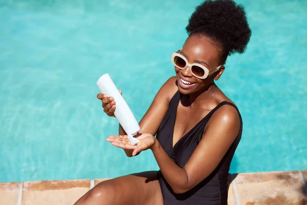 Schöne Schwarze Frau Trägt Sonnencreme Sitzend Pool Der Sommersonne Auf — Stockfoto