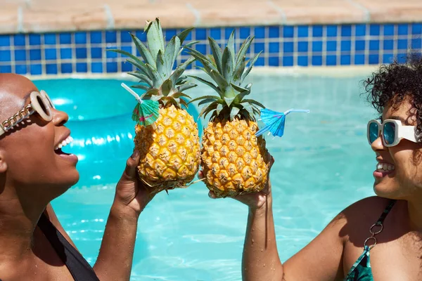 Nahaufnahme Eines Ananasgetränks Mit Zwei Freunden Die Pool Trinken Sommerspaß — Stockfoto
