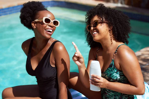 Zwei Schwarze Freunde Tragen Sonnencreme Auf Spielen Albern Amüsieren Sich — Stockfoto