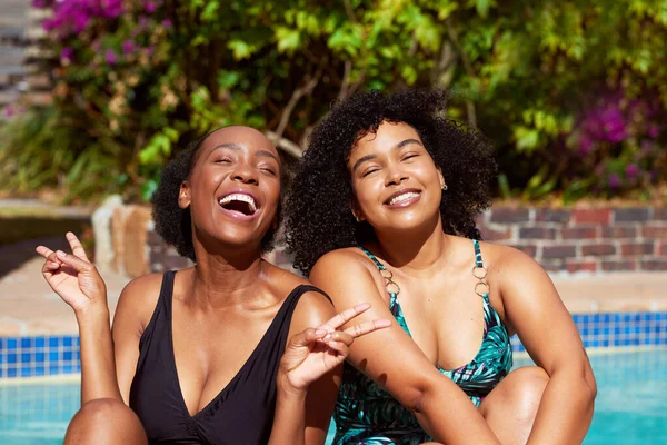 Zwei Schwarze Freunde Lachen Der Sonne Pool Sitzend Sommeraufenthalt Hochwertiges — Stockfoto