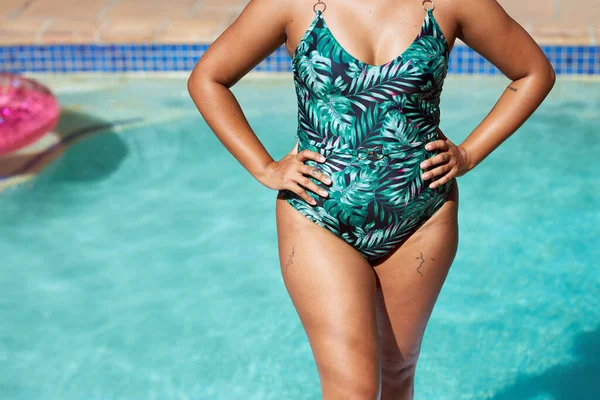 Schnappschuss Einer Körperbetonten Jungen Frau Ganzkörper Badeanzug Pool Sommer Hochwertiges — Stockfoto