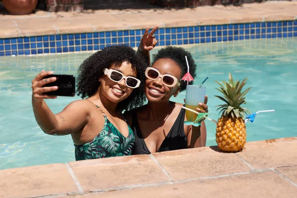 Zwei Schwarze Freunde Machen Ein Selfie Swimmingpool Sommeraufenthalt Mocktails Hochwertiges — Stockfoto