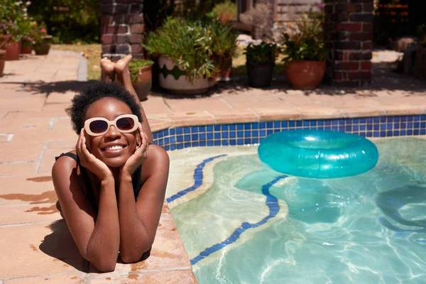 Die Junge Schwarze Frau Liegt Pool Und Entspannt Sich Einem — Stockfoto