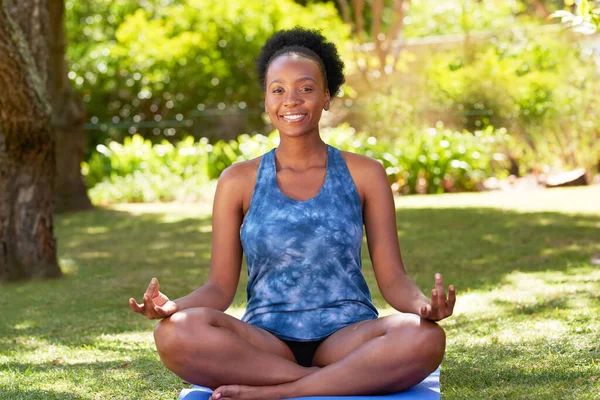 Joven Mujer Negra Sienta Con Las Piernas Cruzadas Pose Yoga —  Fotos de Stock