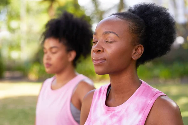 Zwei Schöne Frauen Meditieren Park Tiefes Yoga Atmet Psychische Gesundheit — Stockfoto