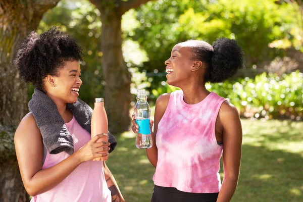Zwei Junge Schwarze Freunde Trinken Wasser Und Unterhalten Sich Nach — Stockfoto