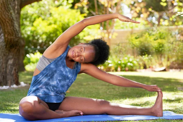 Joven Mujer Negra Sentada Lado Postura Yoga Estirable Jardín Verano —  Fotos de Stock