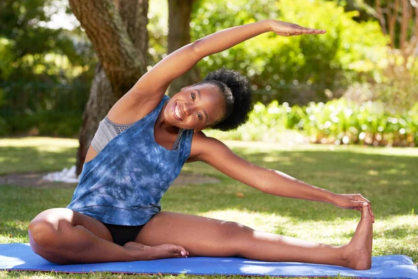 Joven Mujer Negra Sentada Lado Postura Yoga Estirable Jardín Verano —  Fotos de Stock