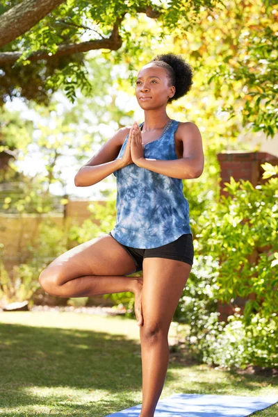 Retrato Una Joven Mujer Negra Haciendo Pose Yoga Árbol Aire —  Fotos de Stock