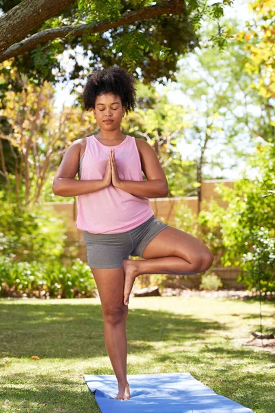 Mujer Joven Hace Yoga Jardín Pose Árbol Con Las Manos —  Fotos de Stock